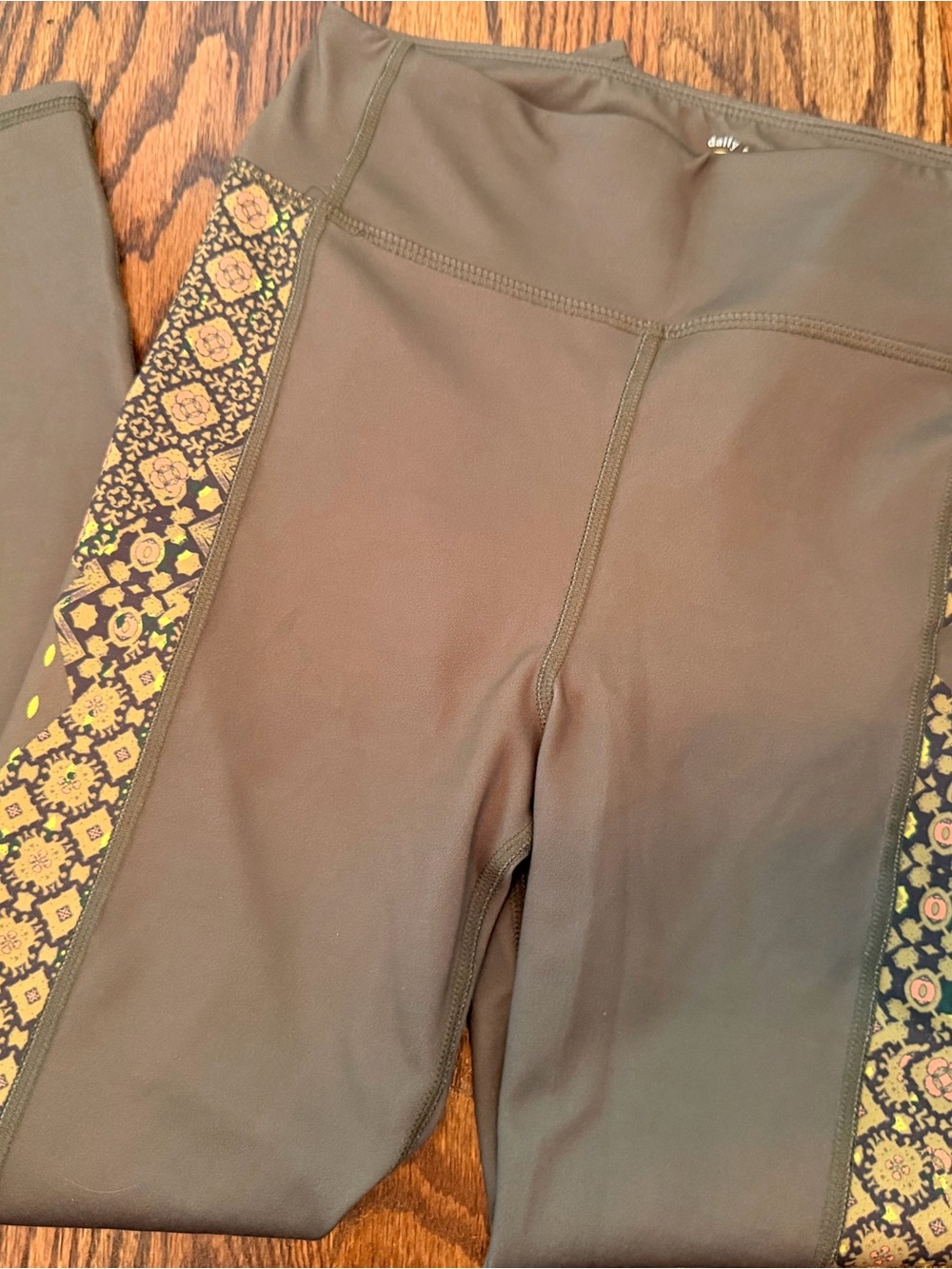 M - Women’s Daily Practice Anthropologie Green Active Leggings with Floral